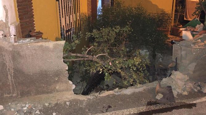 Vivienda en la que se empotró el coche, que rompió el muro.