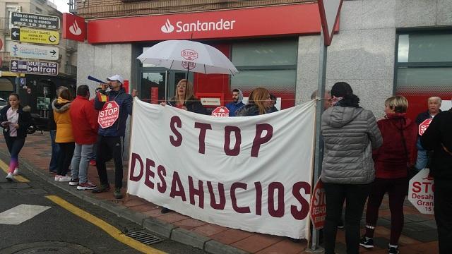 Concentración frente a la sucursal de Armilla. 