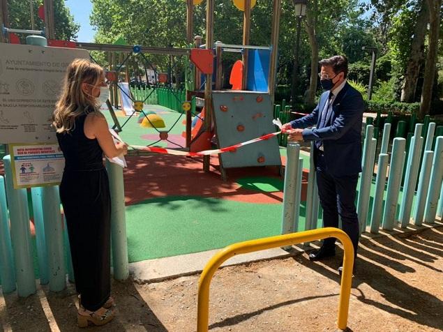 Luis Salvador y Eva Martín quitan la cinta del área infantil del Paseo de la Bomba.