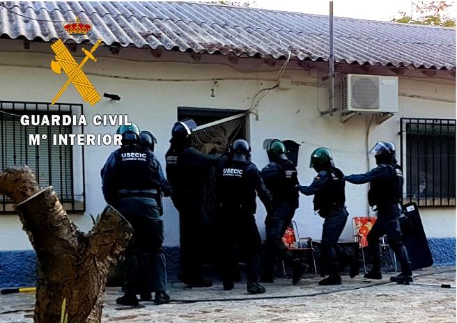 Agentes entran en la vivienda de uno de los detenidos. 