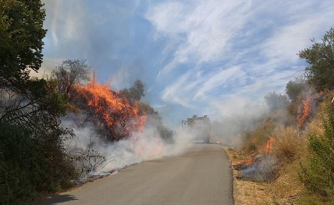 Uno de los vehículos de Bomberos, junto a las llamas de uno de los fuegos Uno de los vehículos de Bomberos, junto a las llamas de uno de los fuegos.