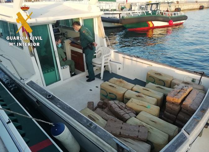 Los fardos intervenidos en la embarcación, ya en el Puerto de Motril.