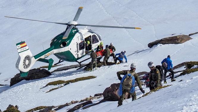Rescate de un senderista el sábado en Sierra Nevada, en el que ayudaron militares que estaban de maniobras en la zona. 