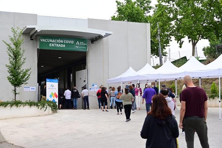 Entrada al punto de vacunación en el Parque Norte de Bomberos. 