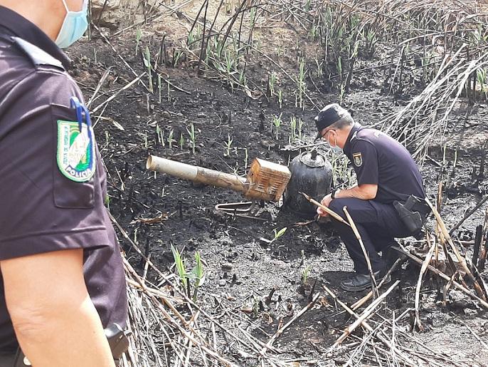 Agentes, junto al cañón de gas que originó el fuego. 