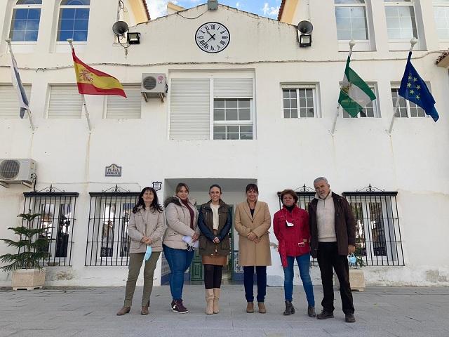 Representantes municipales y de Diputación, frente al Ayuntamiento de Montillana.