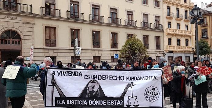 Una de las protestas de Stop Desahucios en Plaza Nueva. 