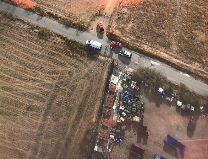 Vehículos de bomberos, sanitarios y policiales, junto a la planta de reciclaje