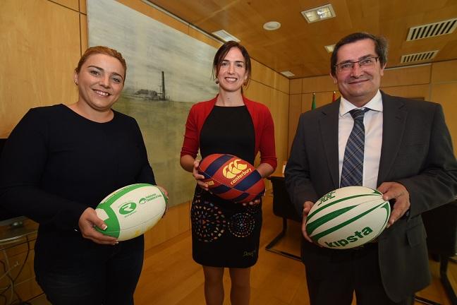 Alhambra Nievas, en el centro, junto al presidente de la Diputación y la diputada de Deportes.