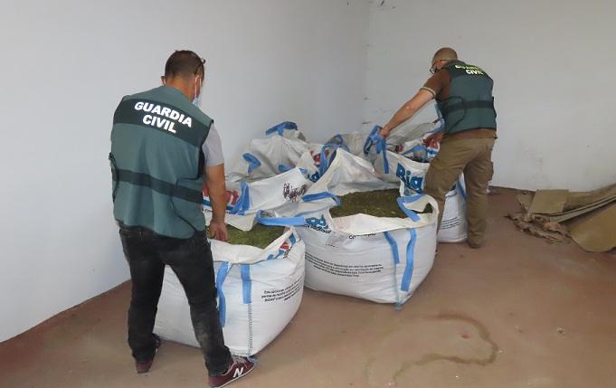 Agentes con las sacas de marihuana requisadas. 