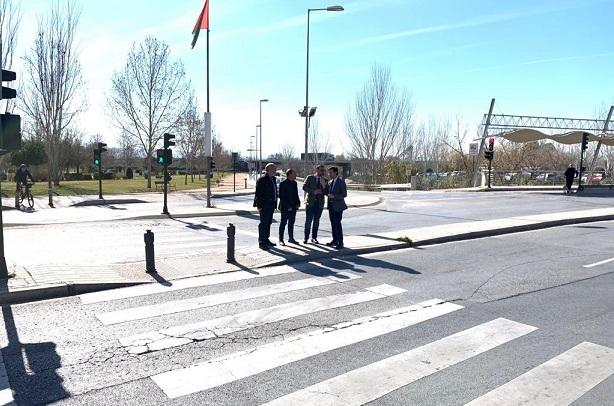 Mediana que se eliminará, junto al puente sobre el Genil y el parque Tico Medina.