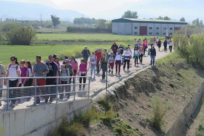 Senderistas en la Vega junto al río Dílar en una edición anterior de la ruta.