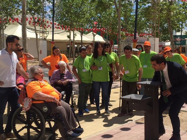 Un momento del recorrido, junto a una de las fuentes del ferial. 