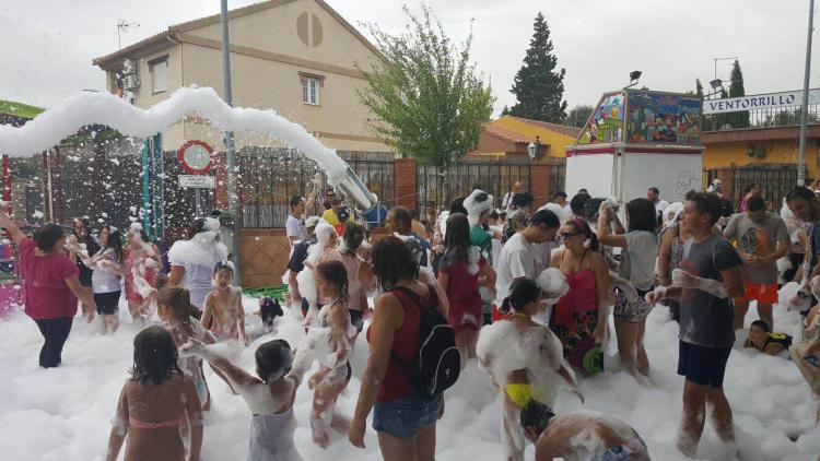 Los vecinos se refrescan en la fiesta de la espuma.