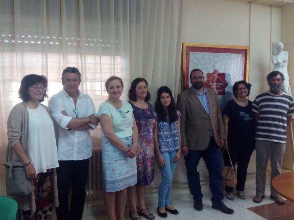 La estudiante, con su familia, profesores y responsables de Educación. 