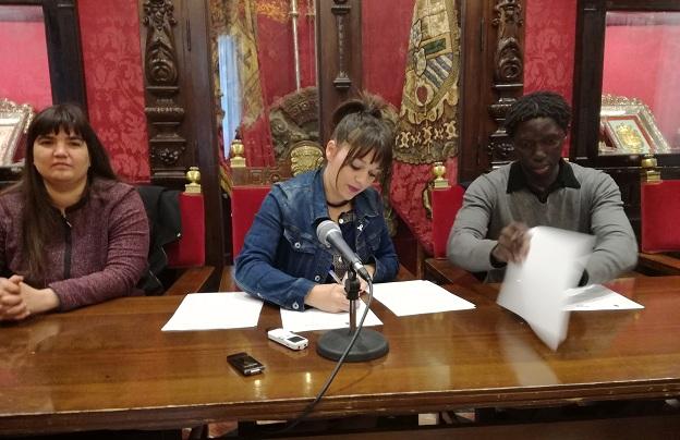 Firma del convenio con Granada Acoge Firma del convenio con Granada Acoge.