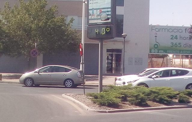 Cuarenta grados marcaba el termómetro de la ctra. de Armilla poco antes de las 17.00 h.
