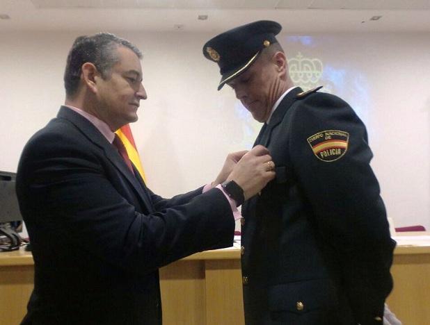 Sanz condecora a un policía en los actos de este miércoles Sanz condecora a un policía en los actos de este miércoles.