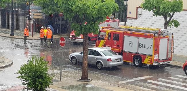 Bomberos trabajando esta tarde en Atarfe, en una imagen difundida por twitter por un vecino del municipio.