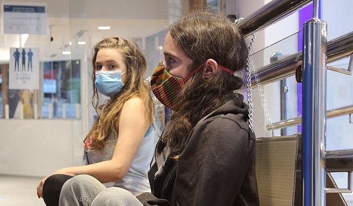 Dos de los activistas, encadenados a una barandilla a la entrada de la sucursal Dos de los activistas, encadenados a una barandilla a la entrada de la sucursal.