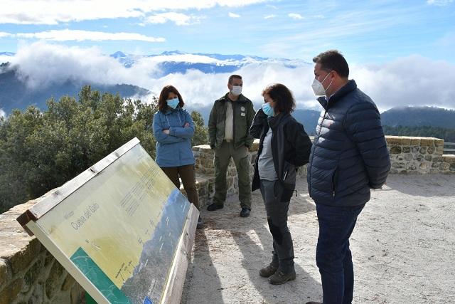 Responsables de la Junta, en el Mirador Cueva del Gato, en la Sierra de Huétor. 