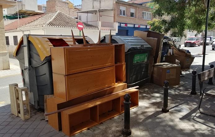 Muebles junto a contenedores en el Zaidín. 