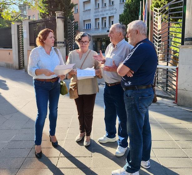 Mari Carmen Pérez (izqda.), en la puerta de la sede de Salud en Granada.