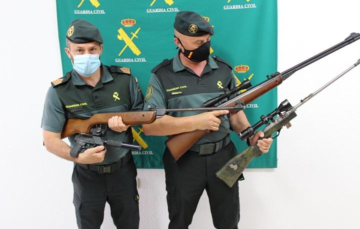 Armas intervenidas por los agentes a los cazadores. 