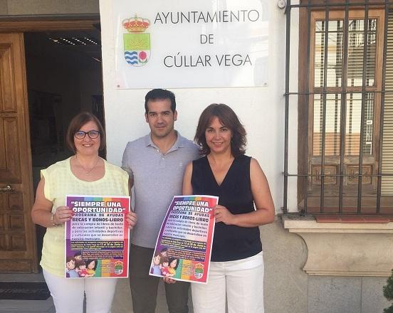 Ediles de Cúllar Vega, con el cartel de las ayudas. 