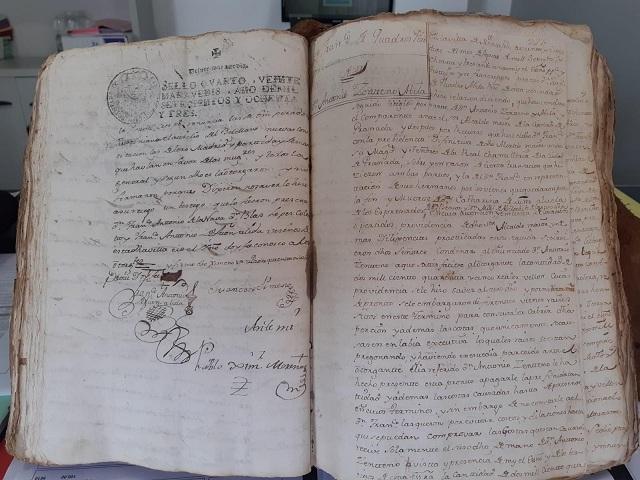 Interior del libro, donde se aprecia su valor histórico.