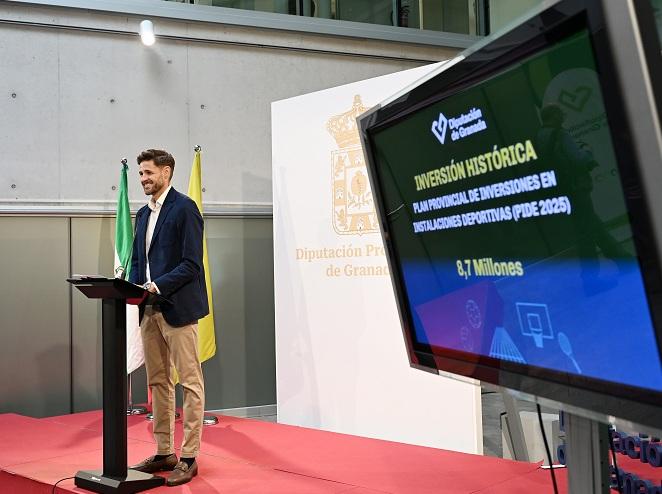 El diputado provincial Eric Escobedo presenta el plan de instalaciones deportivas.