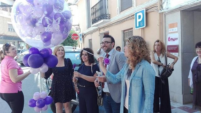 Globos para festejar el primer Centro de Atención a la Mujer del municipio.