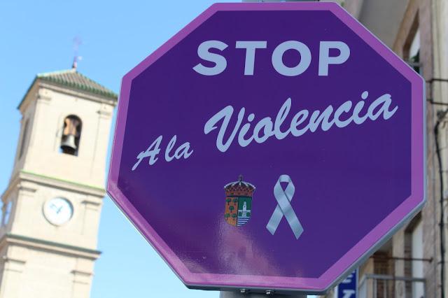 Una señal de Stop reformada contra la violencia de género.