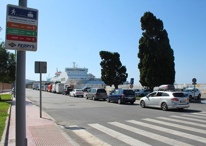 Colas de vehículos en la entrada al Puerto de Motril. 