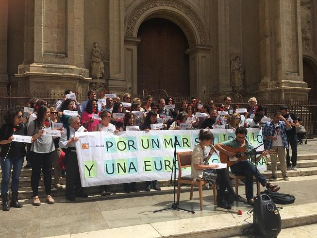 Acto reivindicativo de Andalucía Acoge junto a la Catedral.