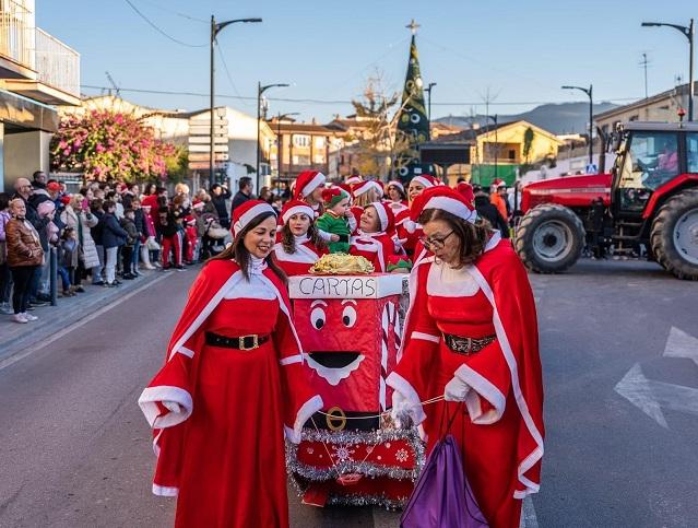 La singular cabalgata comandada por 'mamás noeles' en Otura. 