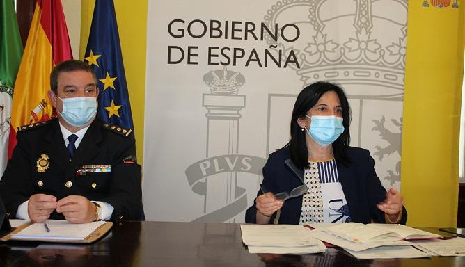 La subdelegada del Gobierno, Inmaculada López, junto a un mando policial.