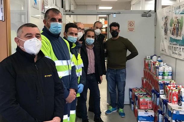 Entrega de leche a la asociación.