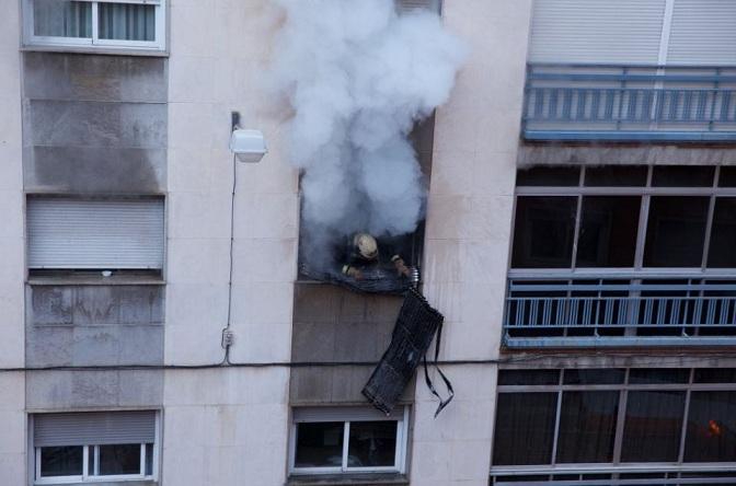 Un bombero, dentro del piso incendiado. 