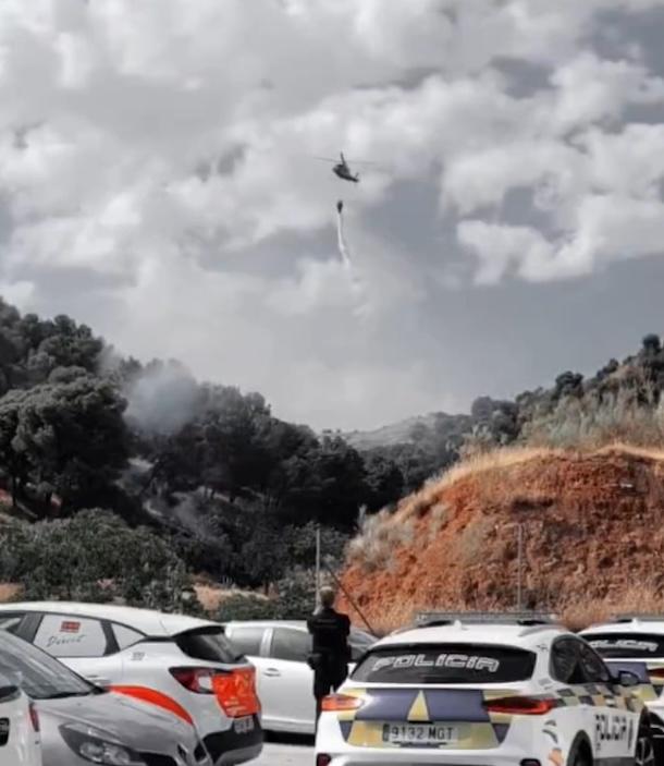 Un helicóptero interviene en el fuego en Granada.