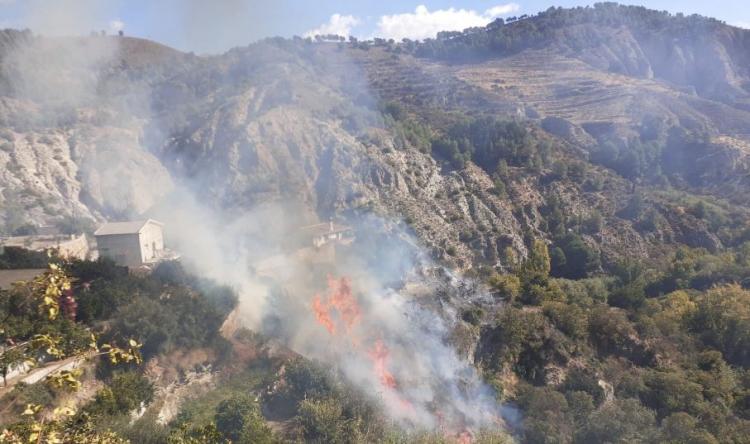 Vista de las llamas del incendio en Cónchar. 