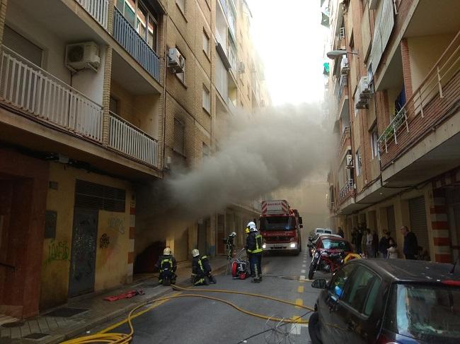 Bomberos durante su intervención en la calle José Ayala Canto.