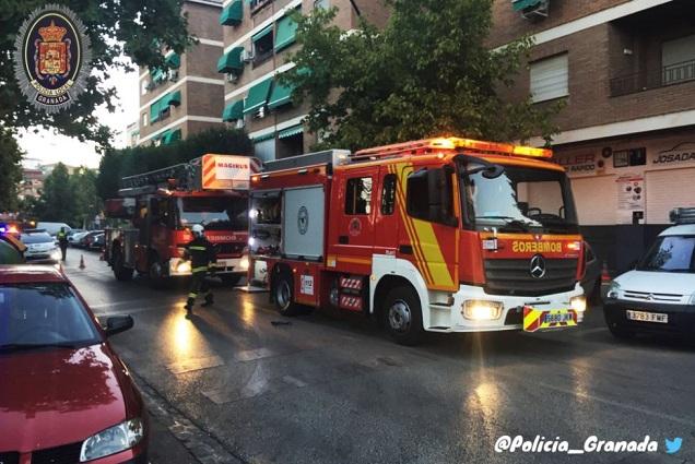 Bomberos en el lugar del incendio. 