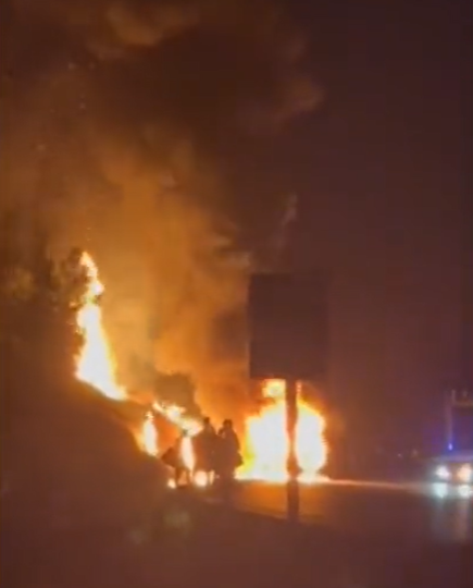 Imagen del incendio capturada de un vídeo difundido por Asvogra. 