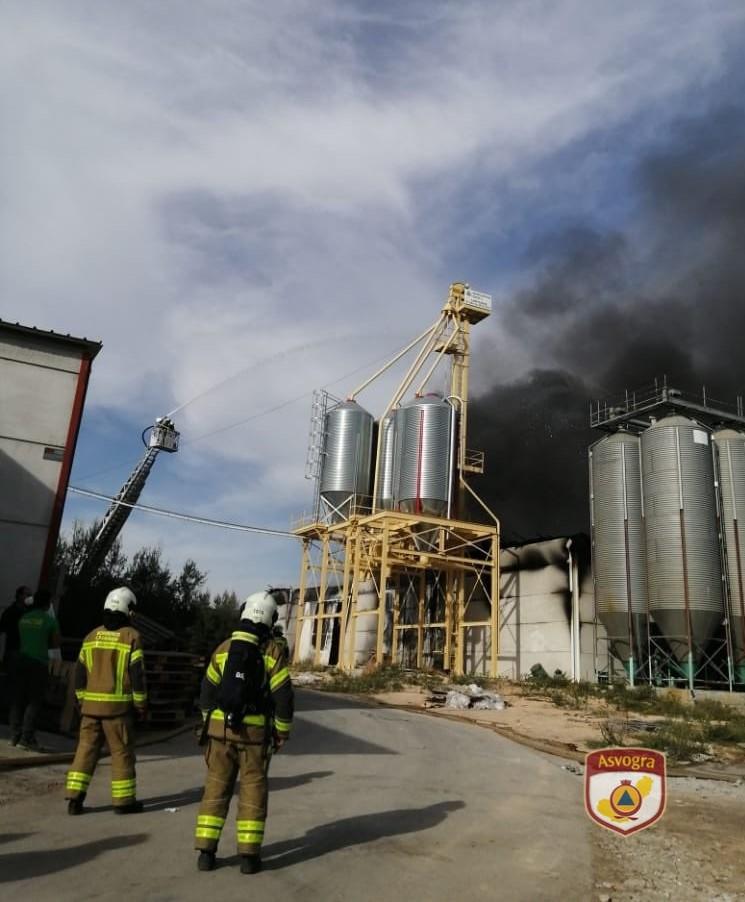 Una dotación de Bomberos, con Policía Local y Protección Civil de Atarfe, trabaja en el siniestro.