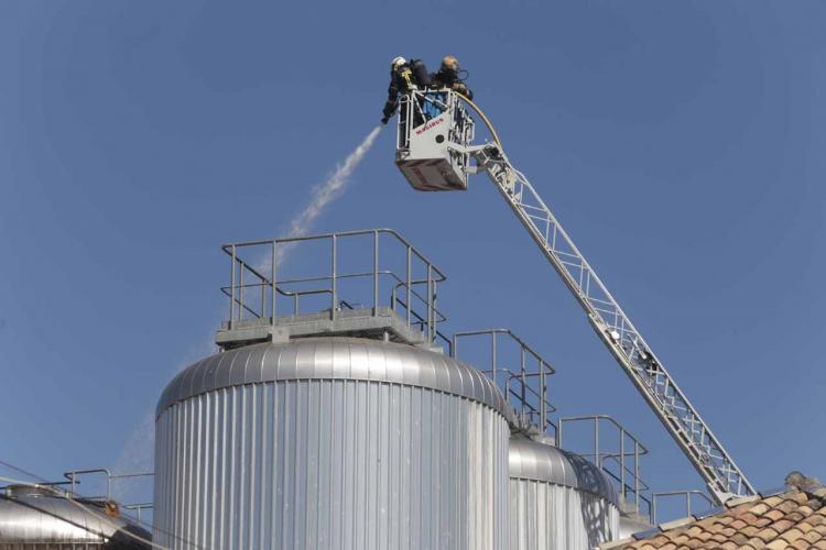 El incendio se registró en uno de los tanques, vacíos, de la fábrica. 