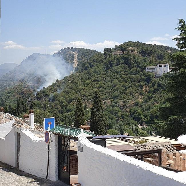 Incendio, a primera hora de la tarde, desde el Mirador de San Nicolás. 