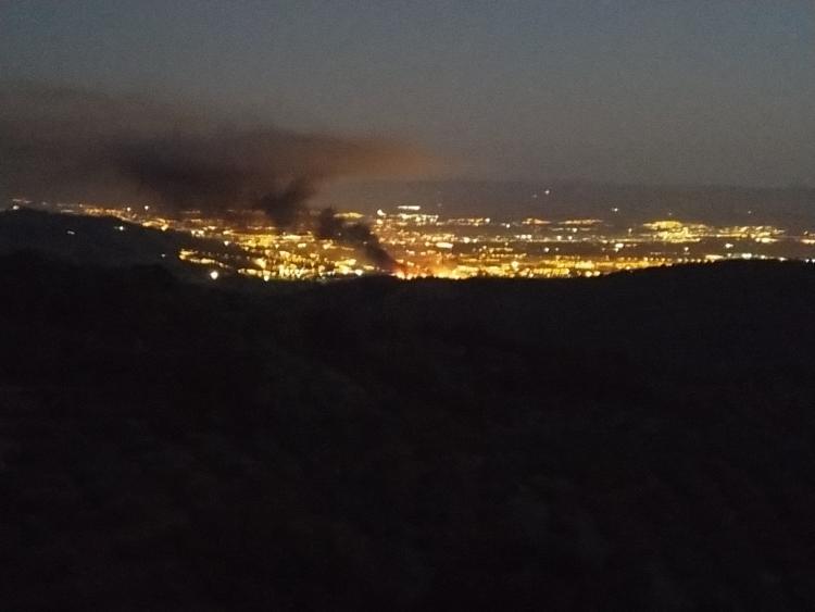 Imagen de la columna de humo provocada por el incendio. Imagen de la columna de humo provocada por el incendio.