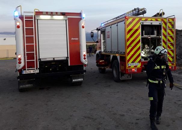 Bomberos de Guadix han sofocado el incendio y rescatado a un niño de 5 años.