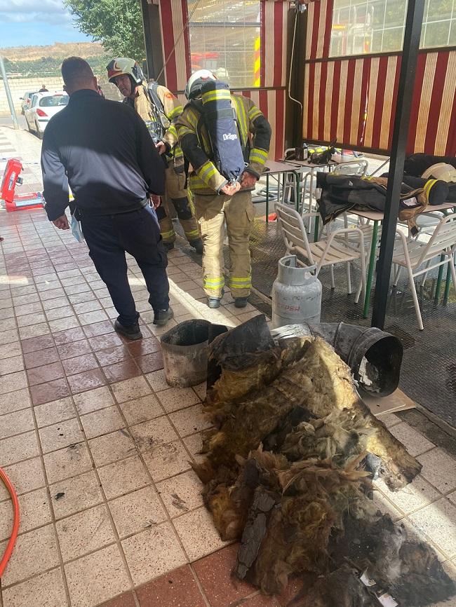 Bomberos actuando en el incendio de Guadix.